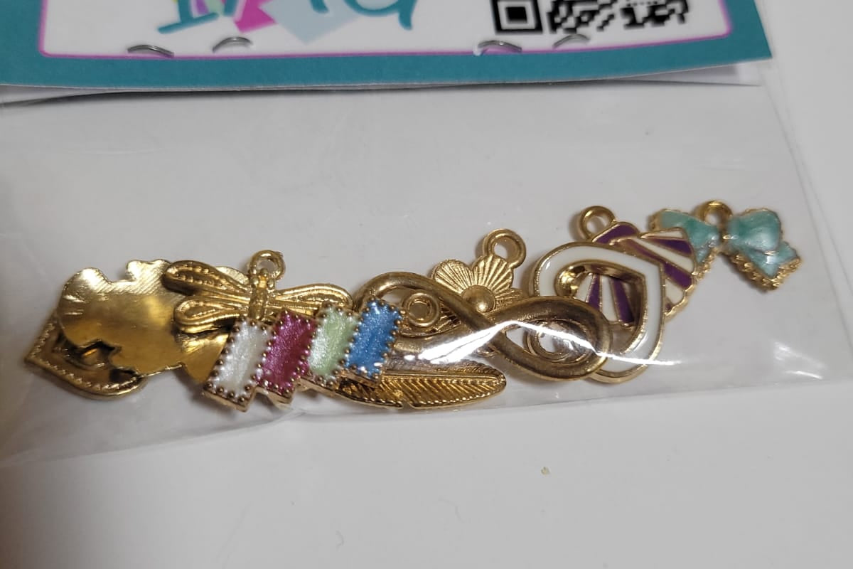 Dijes decorativos dorados