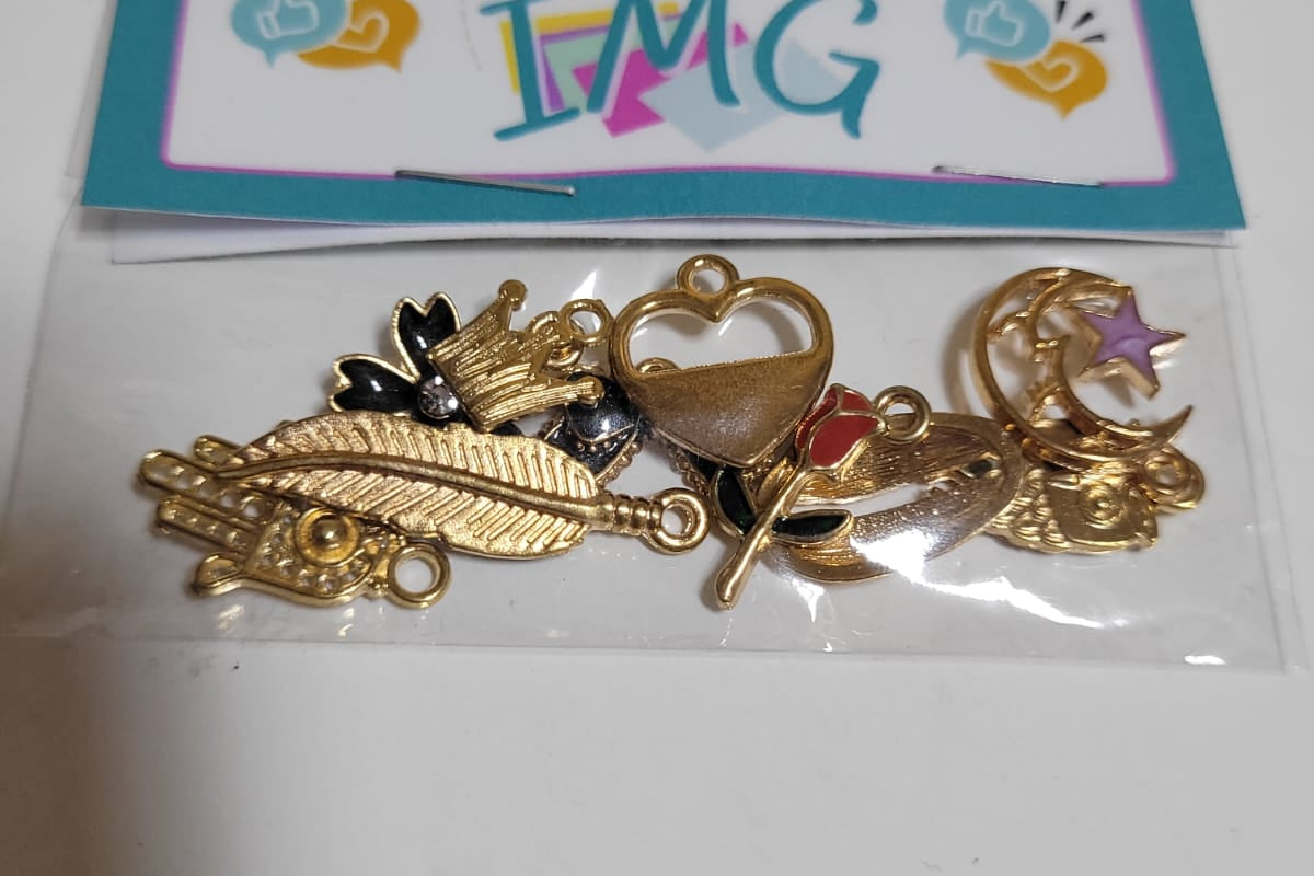 Dijes decorativos dorados