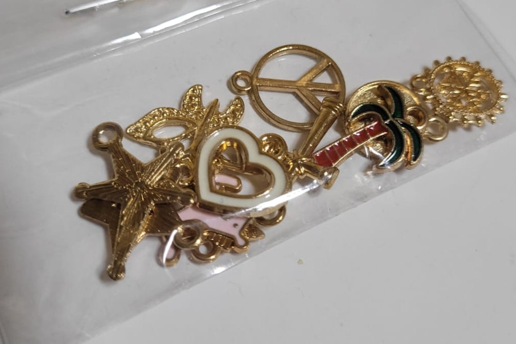 Dijes decorativos dorados