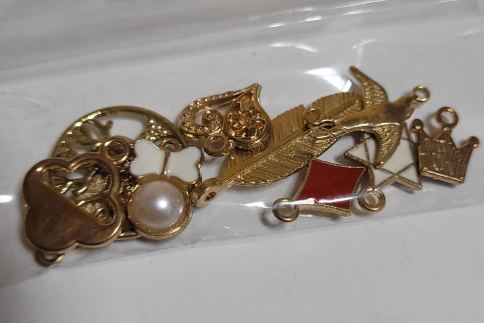 Dijes decorativos dorados