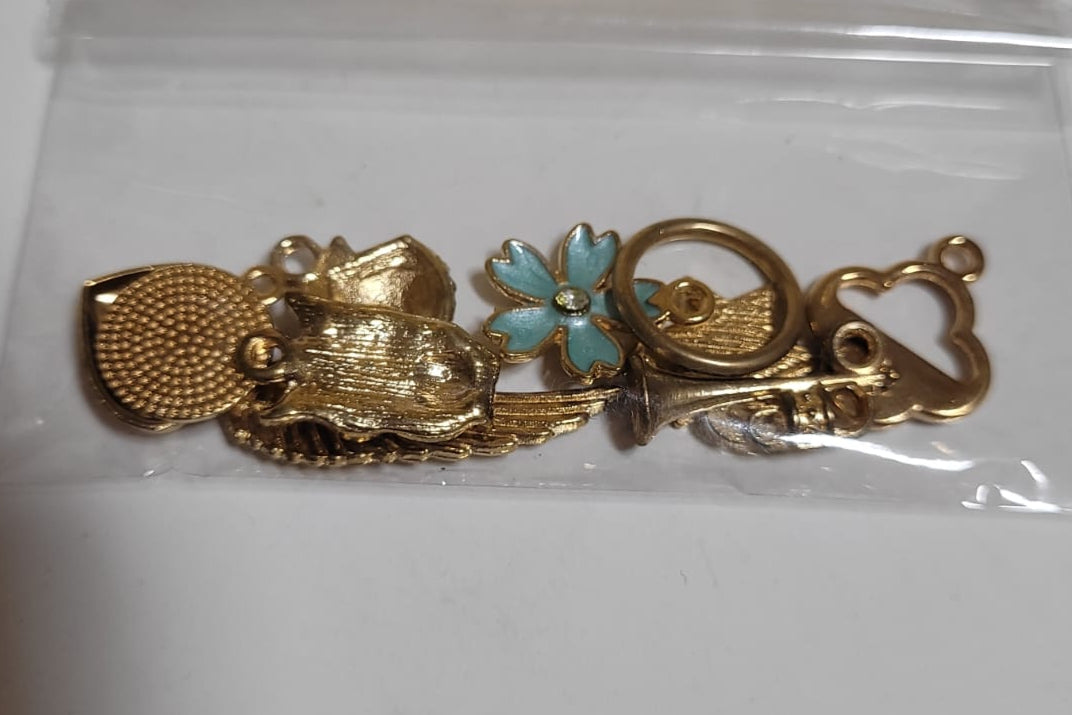 Dijes decorativos dorados