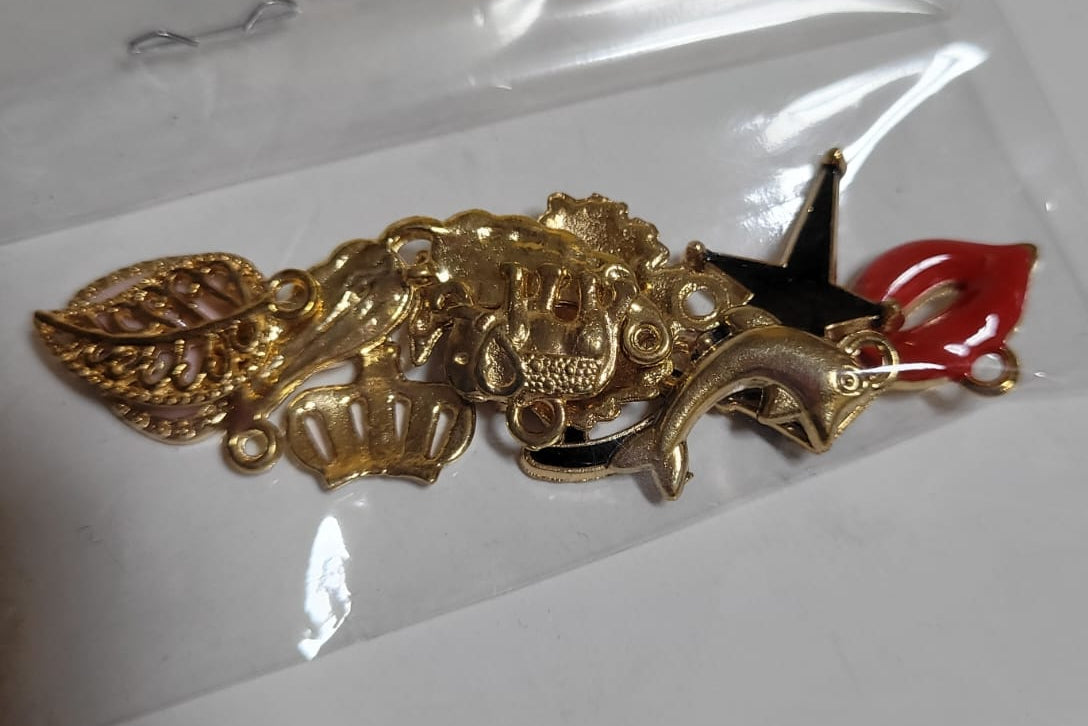 Dijes decorativos dorados