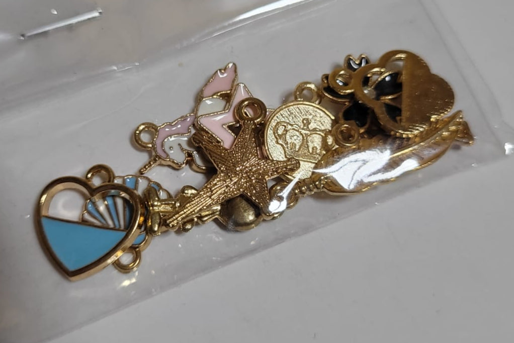 Dijes decorativos dorados