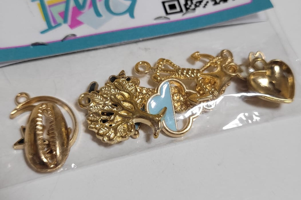 Dijes decorativos dorados